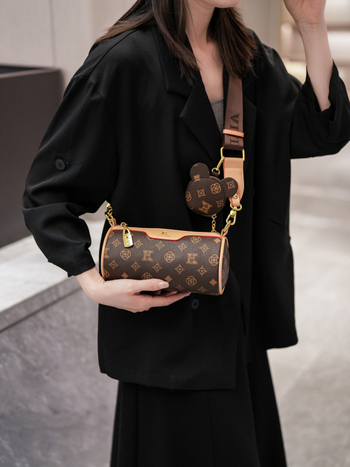 Valjkasta torba za rame s potiskom – retro dizajn, PU materijal, zatvarač, unutarnji džepovi za telefon i laminirani džep na zatvarač, bambusni čvor kao ukras, s jednom naramenicom