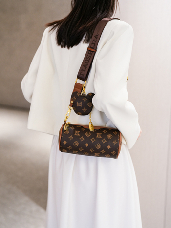 Valjkasta torba za rame s potiskom – retro dizajn, PU materijal, zatvarač, unutarnji džepovi za telefon i laminirani džep na zatvarač, bambusni čvor kao ukras, s jednom naramenicom