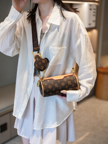 Valjkasta torba za rame s potiskom – retro dizajn, PU materijal, zatvarač, unutarnji džepovi za telefon i laminirani džep na zatvarač, bambusni čvor kao ukras, s jednom naramenicom