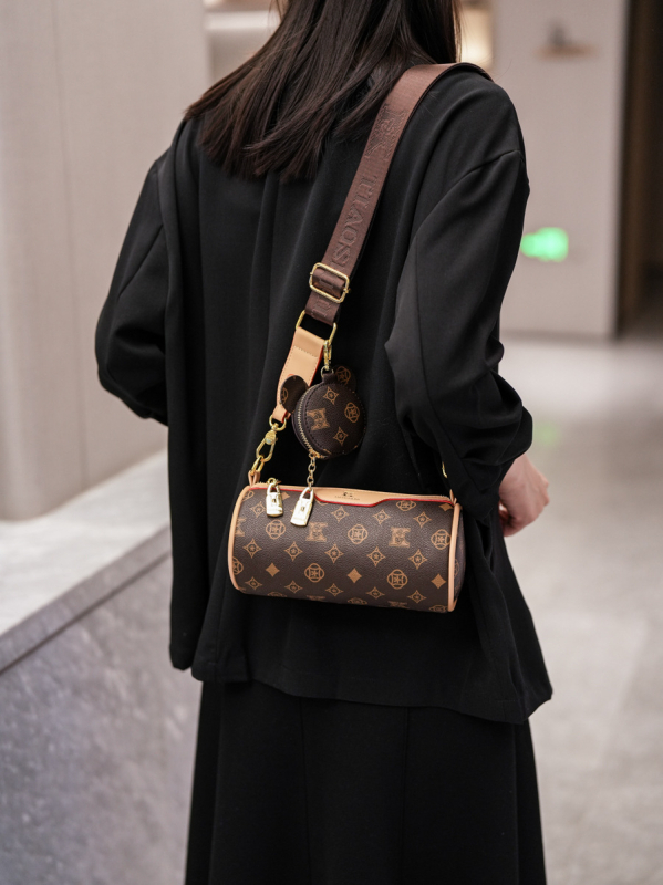 Valjkasta torba za rame s potiskom – retro dizajn, PU materijal, zatvarač, unutarnji džepovi za telefon i laminirani džep na zatvarač, bambusni čvor kao ukras, s jednom naramenicom