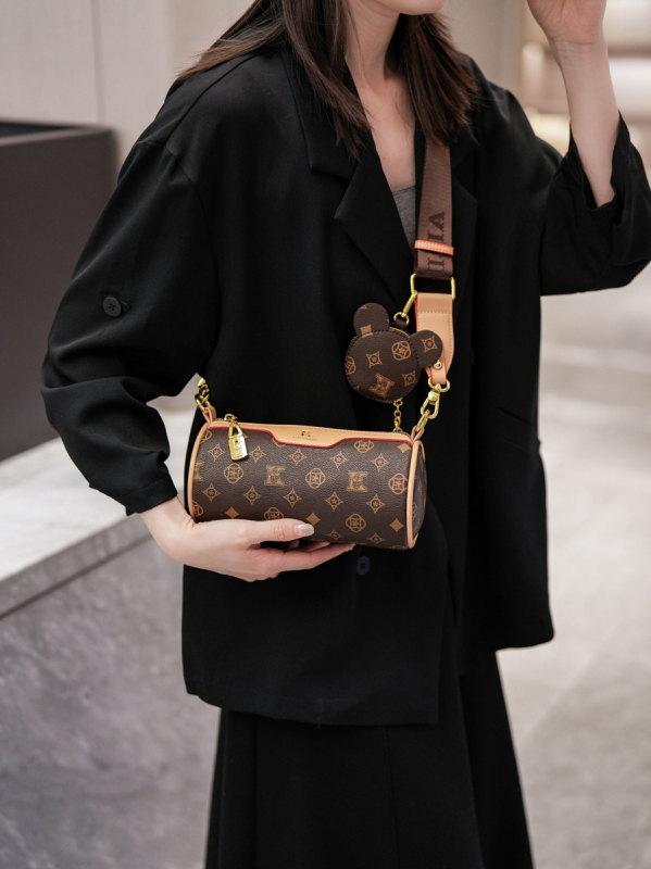 Valjkasta torba za rame s potiskom – retro dizajn, PU materijal, zatvarač, unutarnji džepovi za telefon i laminirani džep na zatvarač, bambusni čvor kao ukras, s jednom naramenicom