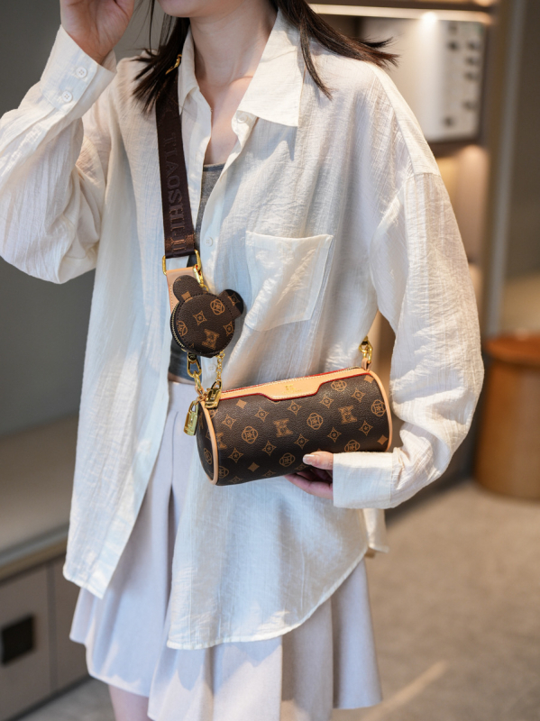 Valjkasta torba za rame s potiskom – retro dizajn, PU materijal, zatvarač, unutarnji džepovi za telefon i laminirani džep na zatvarač, bambusni čvor kao ukras, s jednom naramenicom