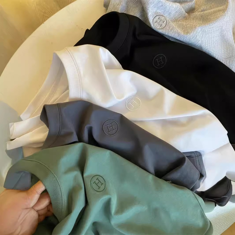 Muška pamučna majica kratkih rukava s okruglim izrezom, šivena slova i jacquard uzorkom