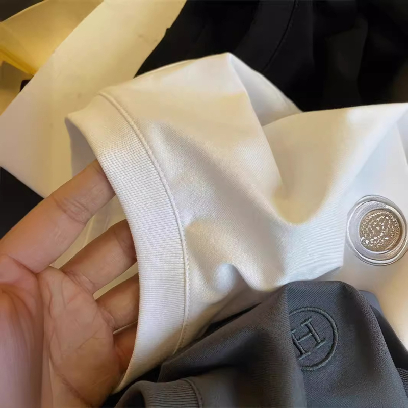 Muška pamučna majica kratkih rukava s okruglim izrezom, šivena slova i jacquard uzorkom