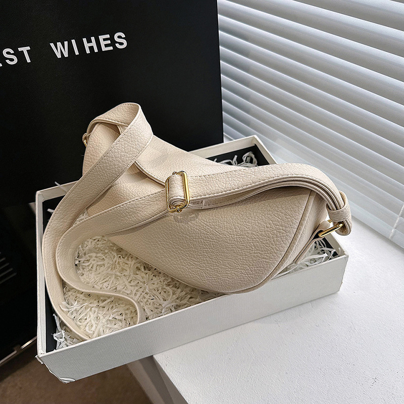 Kis PU városi stílusú nyereg alakú táska cipzárral, belső rekeszekkel és egy vállpánttal