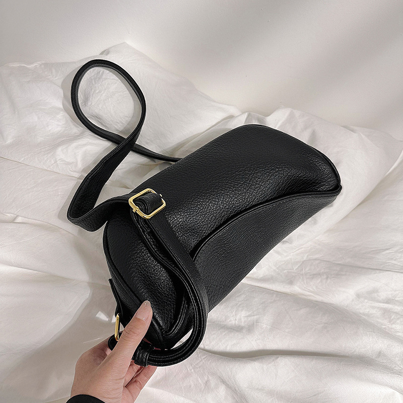 Kis PU városi stílusú nyereg alakú táska cipzárral, belső rekeszekkel és egy vállpánttal