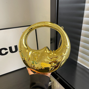 Akrilból készült félhold alakú táska fedéllel, mágneses zárás, belső zsebek telefon és személyi igazolvány számára