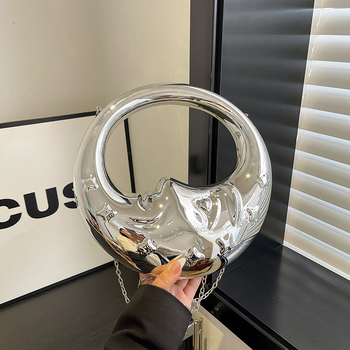 Akrilból készült félhold alakú táska fedéllel, mágneses zárás, belső zsebek telefon és személyi igazolvány számára