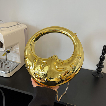 Akrilból készült félhold alakú táska fedéllel, mágneses zárás, belső zsebek telefon és személyi igazolvány számára