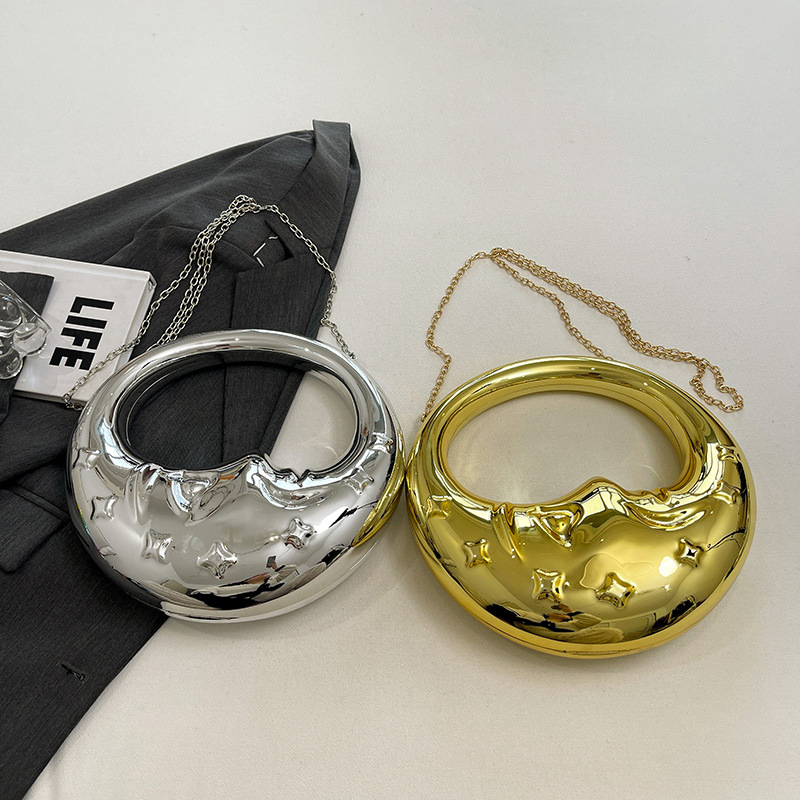 Akrilból készült félhold alakú táska fedéllel, mágneses zárás, belső zsebek telefon és személyi igazolvány számára