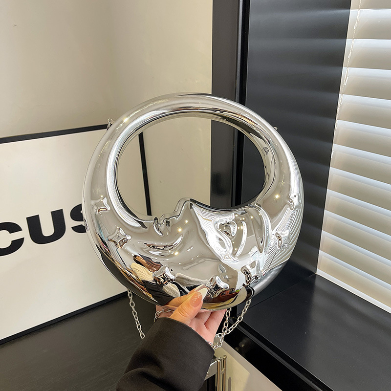 Akrilból készült félhold alakú táska fedéllel, mágneses zárás, belső zsebek telefon és személyi igazolvány számára