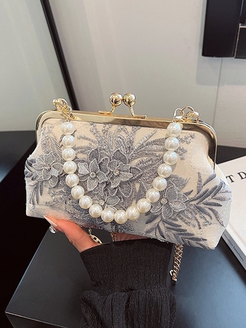 Clutch torbica s cvjetnom čipkom i kristalima, perli detalji, ručno nošenje, horizontalni kvadratni oblik, otvaranje latom, poliester podstava