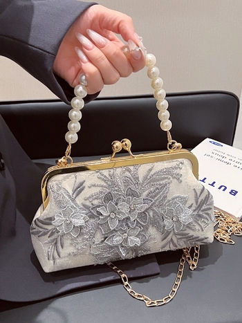 Clutch torbica s cvjetnom čipkom i kristalima, perli detalji, ručno nošenje, horizontalni kvadratni oblik, otvaranje latom, poliester podstava