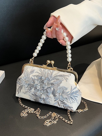 Clutch torbica s cvjetnom čipkom i kristalima, perli detalji, ručno nošenje, horizontalni kvadratni oblik, otvaranje latom, poliester podstava