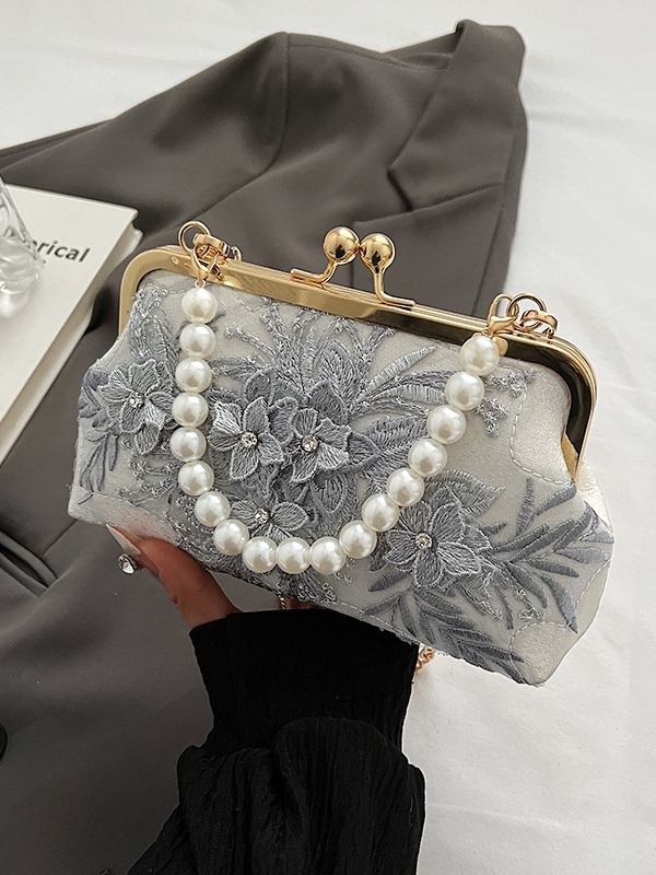 Clutch torbica s cvjetnom čipkom i kristalima, perli detalji, ručno nošenje, horizontalni kvadratni oblik, otvaranje latom, poliester podstava