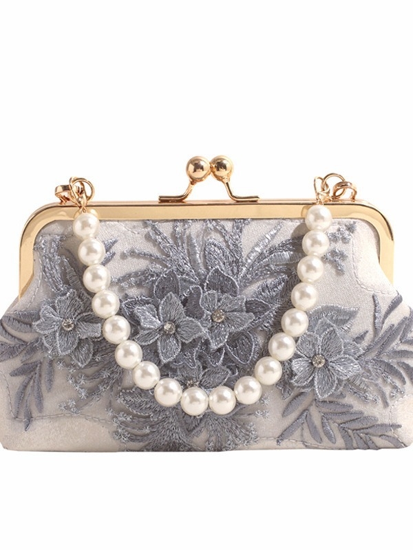 Clutch torbica s cvjetnom čipkom i kristalima, perli detalji, ručno nošenje, horizontalni kvadratni oblik, otvaranje latom, poliester podstava