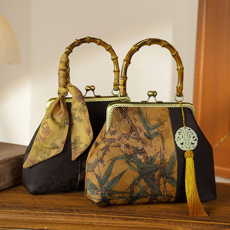 Kínai ruhát idéző nyomtatott női táska, vízszintes négyzet alakú, poliészter, záródású, belső azonosító zseb, dupla vállpánt