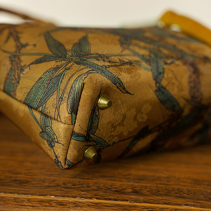 Kínai ruhát idéző nyomtatott női táska, vízszintes négyzet alakú, poliészter, záródású, belső azonosító zseb, dupla vállpánt