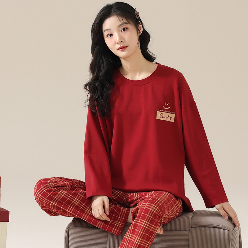 Női pamut pizsama szett hosszú ujjú felsővel és hosszú nadrággal, kerek nyak, 95–100% pamut, anyag-tömege 201–250 g/m²