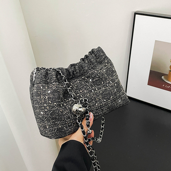 PU anyagú láncos válltáska, ovális alak, húzárzárásos nyitás, rejtett cipzáros belső zseb, poliészter bélés