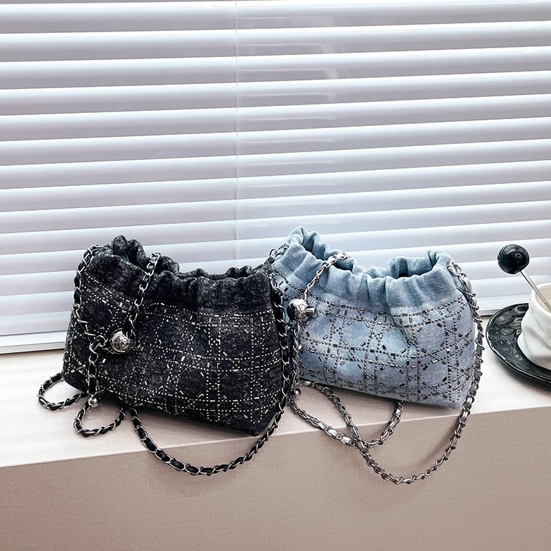 PU anyagú láncos válltáska, ovális alak, húzárzárásos nyitás, rejtett cipzáros belső zseb, poliészter bélés