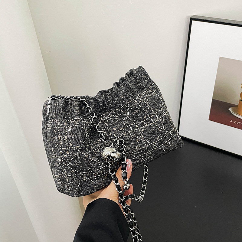 PU anyagú láncos válltáska, ovális alak, húzárzárásos nyitás, rejtett cipzáros belső zseb, poliészter bélés