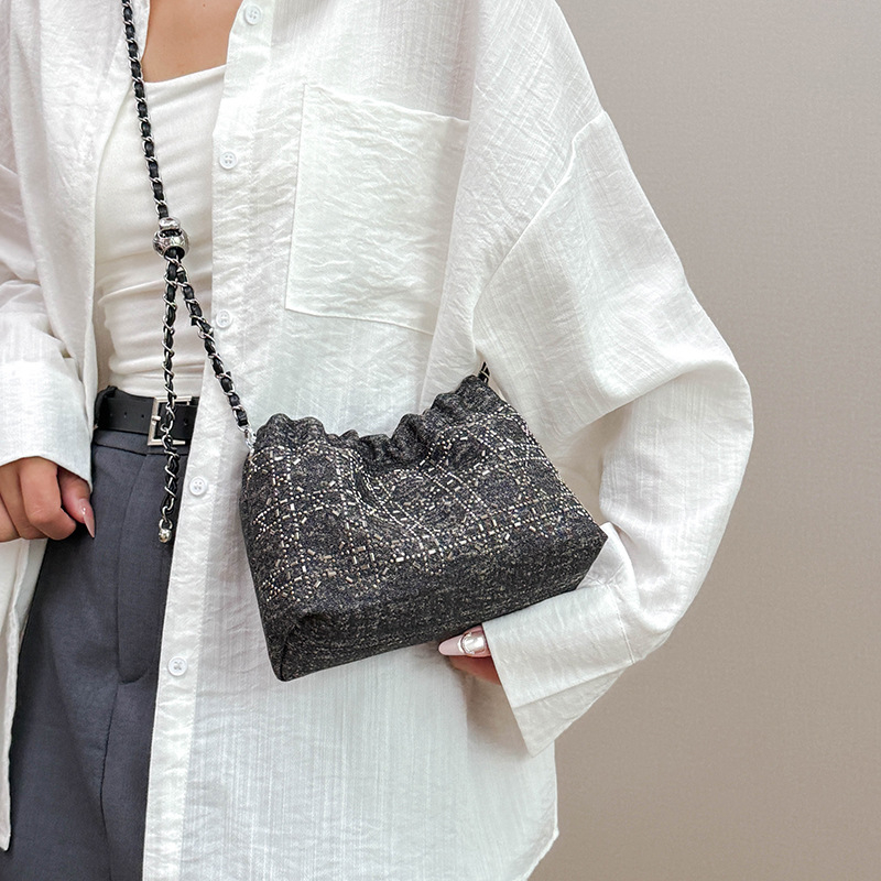 PU anyagú láncos válltáska, ovális alak, húzárzárásos nyitás, rejtett cipzáros belső zseb, poliészter bélés