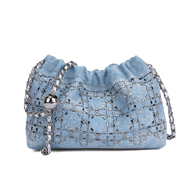 PU anyagú láncos válltáska, ovális alak, húzárzárásos nyitás, rejtett cipzáros belső zseb, poliészter bélés