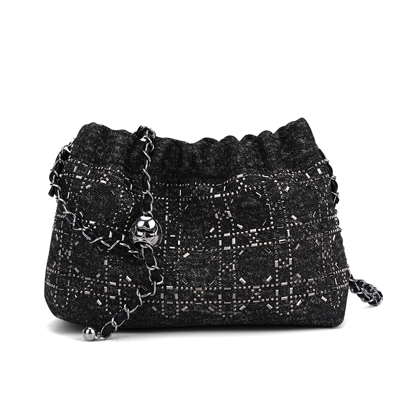 PU anyagú láncos válltáska, ovális alak, húzárzárásos nyitás, rejtett cipzáros belső zseb, poliészter bélés