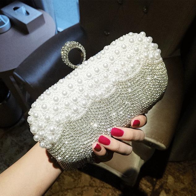 Estélyi clutch gyöngyös tassellel és gyémánt díszítéssel, keresztpánttal, poliészterből, vízszintes négyszögletes forma