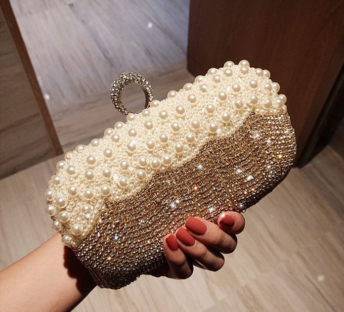 Estélyi clutch gyöngyös tassellel és gyémánt díszítéssel, keresztpánttal, poliészterből, vízszintes négyszögletes forma