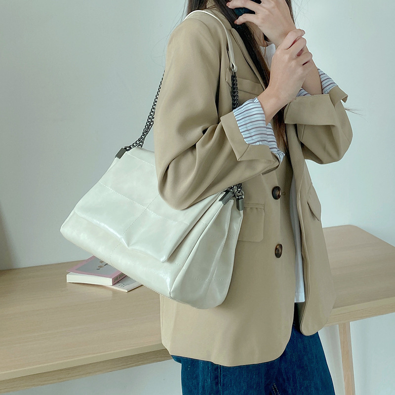 Crossbody torba s lancem, PU materijal, magnetsko zatvaranje, džep sa zipom, vodoravni kvadratnog oblika