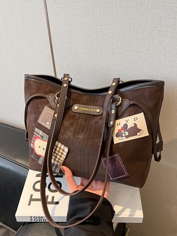 Ženska torbica preko ramena u stilu kupovne torbe, PU materijal, poliester podstava, zatvaranje na zip, unutarnja zip pretinac