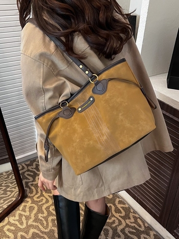 Ženska torbica preko ramena u stilu kupovne torbe, PU materijal, poliester podstava, zatvaranje na zip, unutarnja zip pretinac