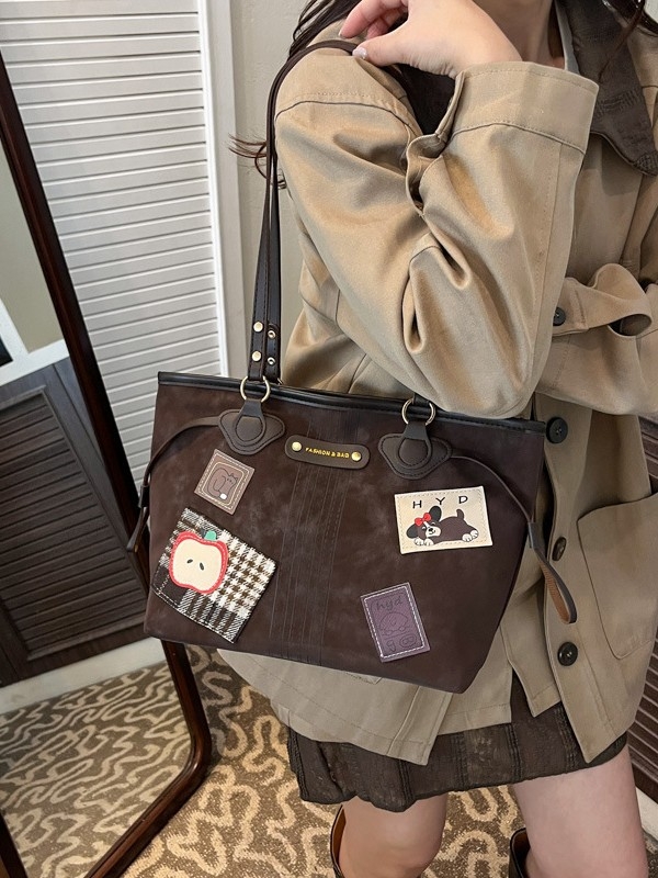 Ženska torbica preko ramena u stilu kupovne torbe, PU materijal, poliester podstava, zatvaranje na zip, unutarnja zip pretinac