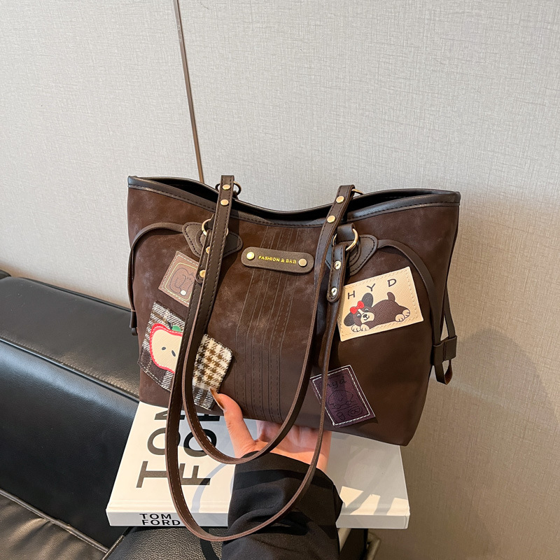 Ženska torbica preko ramena u stilu kupovne torbe, PU materijal, poliester podstava, zatvaranje na zip, unutarnja zip pretinac