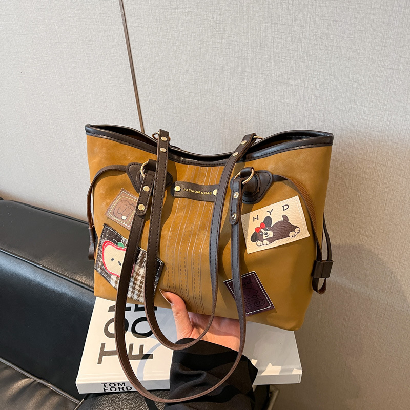 Ženska torbica preko ramena u stilu kupovne torbe, PU materijal, poliester podstava, zatvaranje na zip, unutarnja zip pretinac