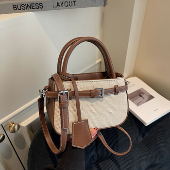 Crossbody torba od PU materijala, horizontalni kvadratni oblik, zatvaranje na zip, unutarnji džep sa zipom, džep za telefon, džep za kameru, podstava od poliestera