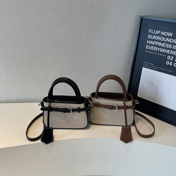 Crossbody torba od PU materijala, horizontalni kvadratni oblik, zatvaranje na zip, unutarnji džep sa zipom, džep za telefon, džep za kameru, podstava od poliestera