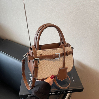 Crossbody torba od PU materijala, horizontalni kvadratni oblik, zatvaranje na zip, unutarnji džep sa zipom, džep za telefon, džep za kameru, podstava od poliestera