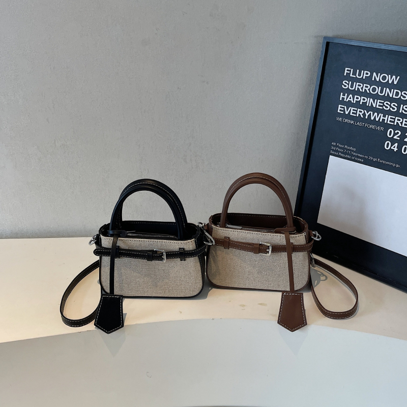 Crossbody torba od PU materijala, horizontalni kvadratni oblik, zatvaranje na zip, unutarnji džep sa zipom, džep za telefon, džep za kameru, podstava od poliestera