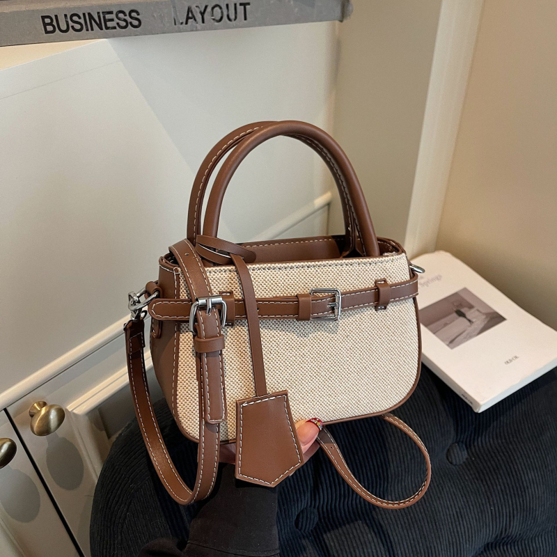 Crossbody torba od PU materijala, horizontalni kvadratni oblik, zatvaranje na zip, unutarnji džep sa zipom, džep za telefon, džep za kameru, podstava od poliestera