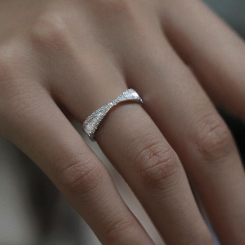 Geometriai formájú ötvözet gyűrű, elektrolitikus bevonattal – niche stílus, nőknek