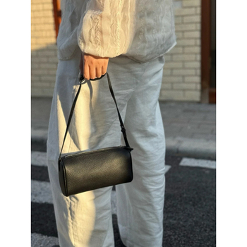 ROW 90s ceruzatáska, cylindrikus formájú PU anyagból, cipzárral és poliészter béléssel, európai–amerikai retro stílus