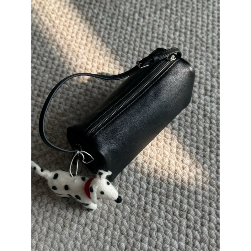 ROW 90s ceruzatáska, cylindrikus formájú PU anyagból, cipzárral és poliészter béléssel, európai–amerikai retro stílus