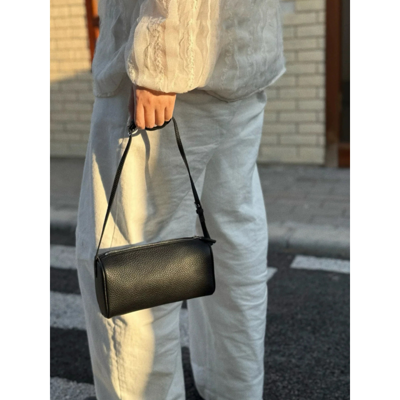 ROW 90s ceruzatáska, cylindrikus formájú PU anyagból, cipzárral és poliészter béléssel, európai–amerikai retro stílus