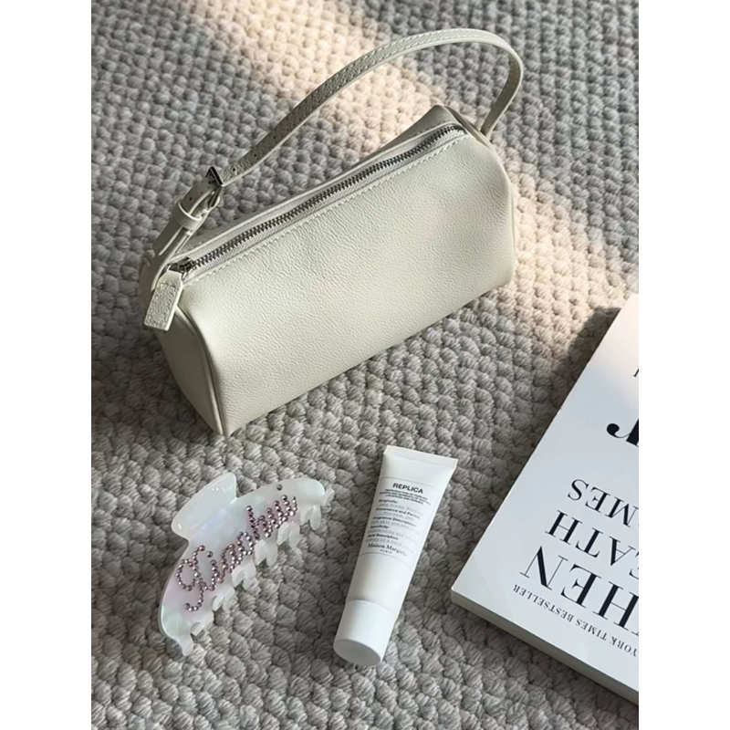 ROW 90s ceruzatáska, cylindrikus formájú PU anyagból, cipzárral és poliészter béléssel, európai–amerikai retro stílus