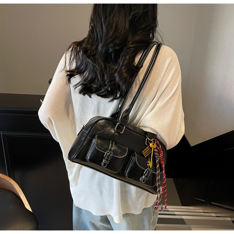 PU anyagú párnás alakú válltáska — városi egyszerűség stílus, cipzáras nyitás, 2025 nyár