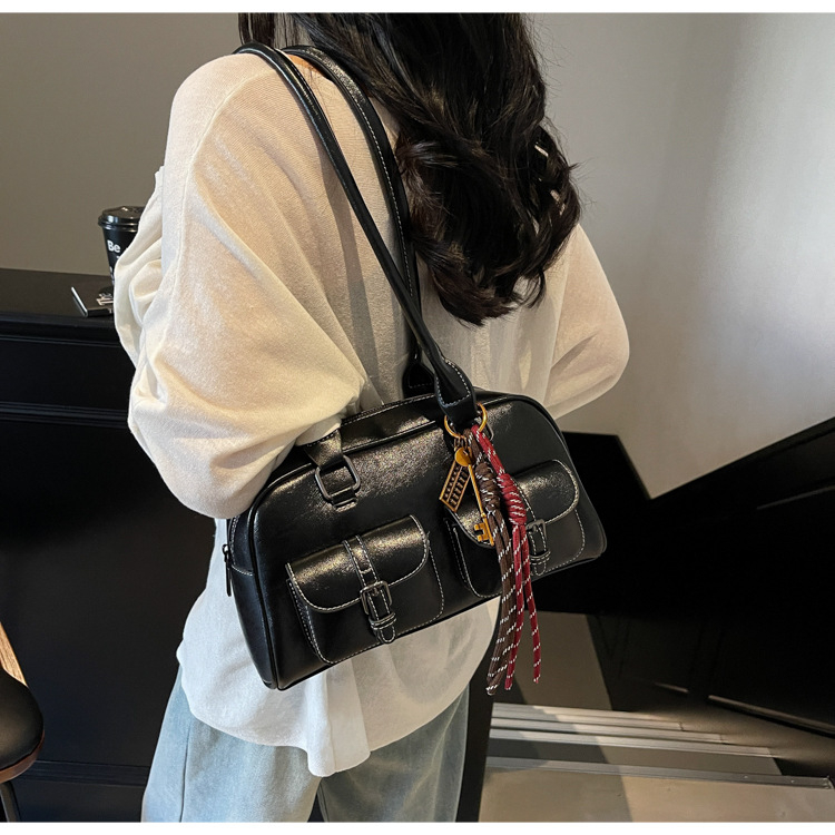 PU anyagú párnás alakú válltáska — városi egyszerűség stílus, cipzáras nyitás, 2025 nyár