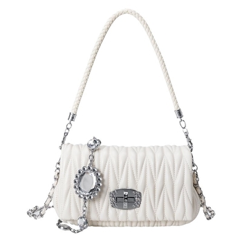 PU bőr női táska, pliszírozott, horizontális négyszögletes forma, fedéllel záródó cipzárral, belső cipzáras rekesz és telefonszseb